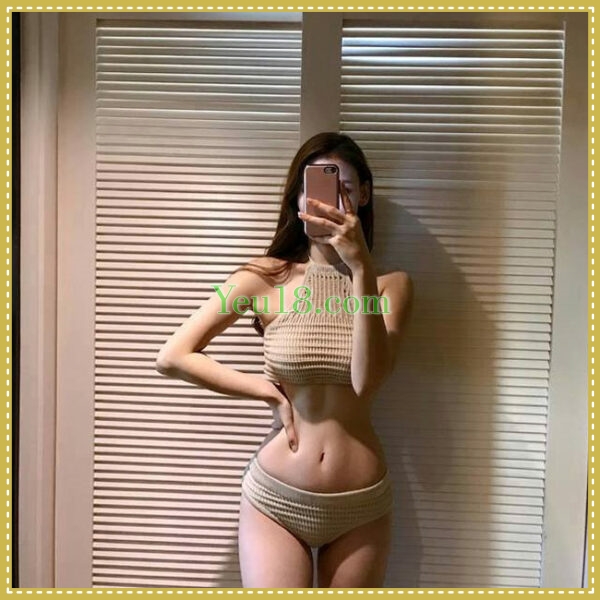 Tự sướng trước gương và che mặt bằng điện thoại là một trào lưu hót