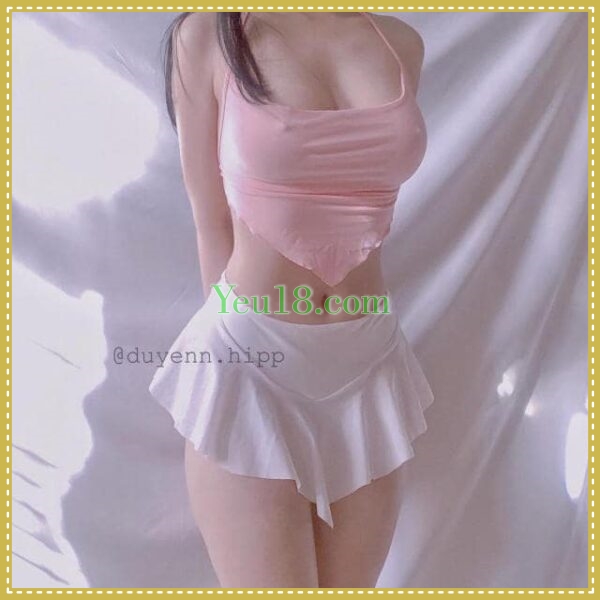 Một chiếc váy ngắn và một chiếc yếm hở ngực