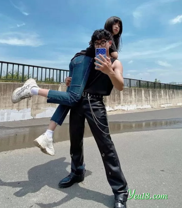 Bế người yêu trên vai