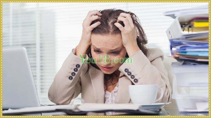 Những yếu tố bên lê như Stress, thuốc lá, ... cũng là một trong những nguyên nhân gây nên bạc lông mu
