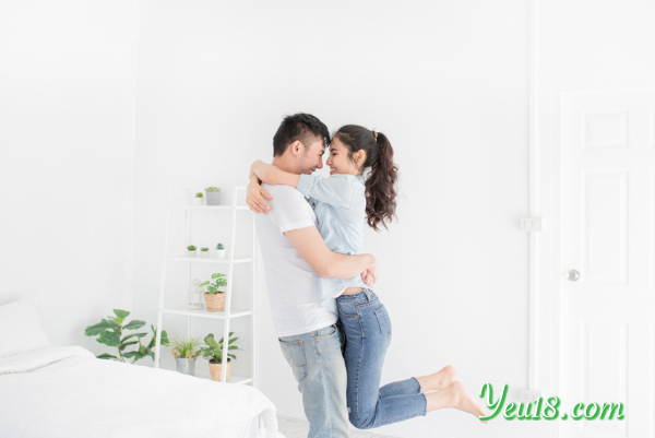 Bế người yêu là một hành động đáng yêu và cực kỳ thú vị